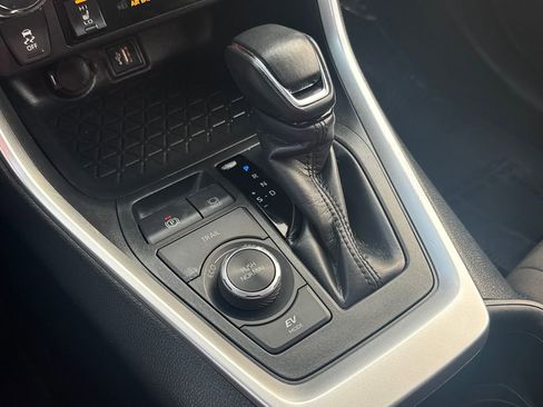 Used 2024 Toyota RAV4 SE w/ Convenience Package image 28