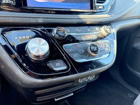 Used 2023 Chrysler Pacifica Touring FWD image 21