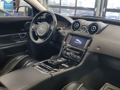 Used 2016 Jaguar XJ image 21