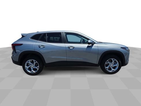 Used 2026 Chevrolet Trax LS w/ LS Convenience Package FWD image 9