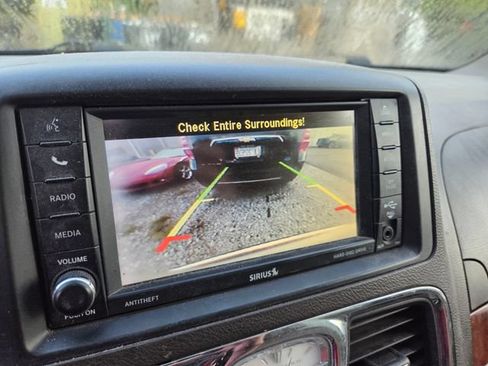 Used 2016 Chrysler Town & Country Touring w/ Driver Convenience Group FWD image 15