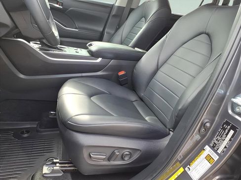 Used 2024 Toyota Highlander XLE image 13