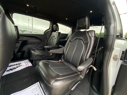 Used 2025 Chrysler Pacifica Select FWD image 10