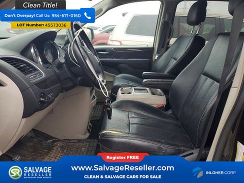Used 2014 Chrysler Town & Country Touring FWD image 9