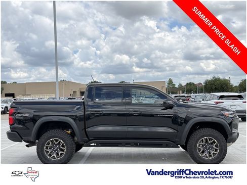Used 2026 Chevrolet Colorado ZR2 w/ Technology Package AWD/4WD image 3