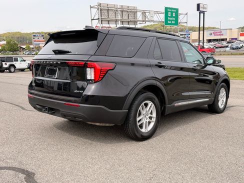 Used 2025 Ford Explorer Active AWD/4WD image 9