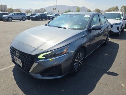 Used 2023 Nissan Altima 2.5 SV FWD image 2