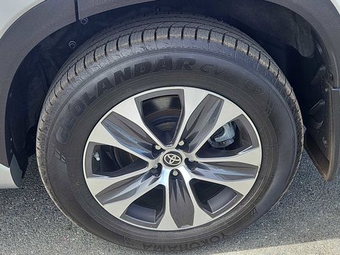 Used 2020 Toyota Highlander XLE AWD/4WD image 8