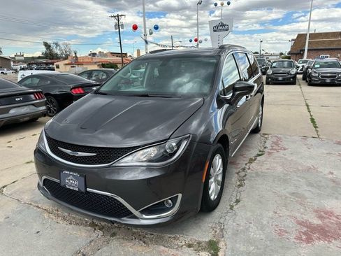 Used 2017 Chrysler Pacifica Touring-L FWD image 3
