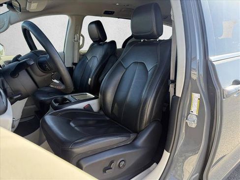 Used 2022 Chrysler Pacifica Touring-L FWD image 11