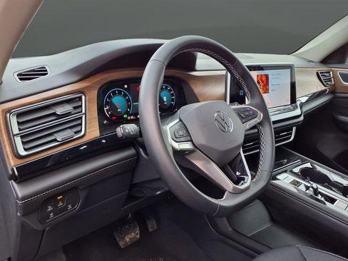 Used 2024 Volkswagen Atlas SE w/ Panoramic Sunroof Package image 9