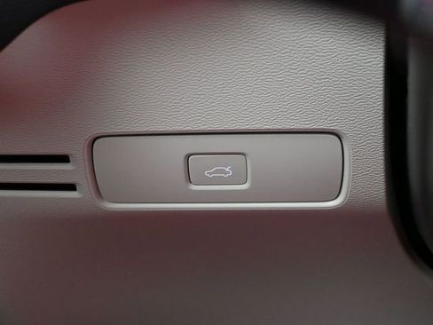 Used 2023 Volvo XC40 B5 Plus image 27