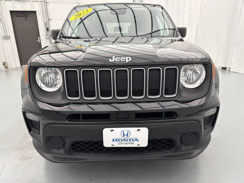 Used 2023 Jeep Renegade Latitude AWD/4WD image 2