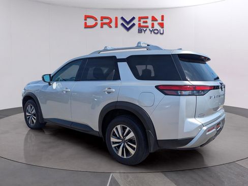 Used 2023 Nissan Pathfinder SL image 3