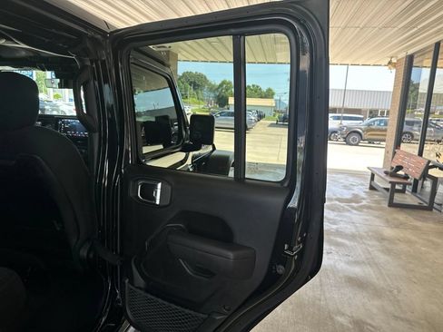 Used 2024 Jeep Gladiator Mojave w/ Technology Group AWD/4WD image 21
