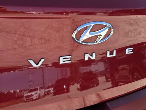 Used 2025 Hyundai Venue SEL FWD image 14