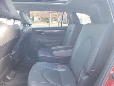 Certified 2022 Toyota Highlander Platinum image 28