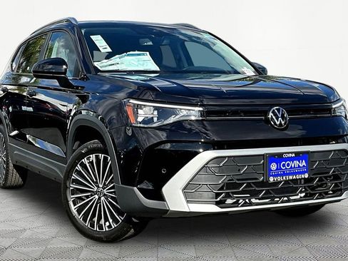 New 2026 Volkswagen Taos SE image 1