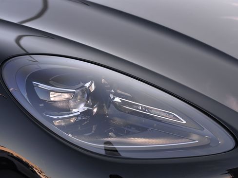 Certified 2025 Porsche Macan image 11