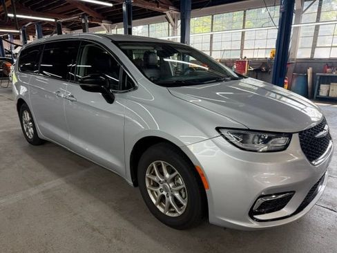 Used 2024 Chrysler Pacifica Touring-L FWD image 6