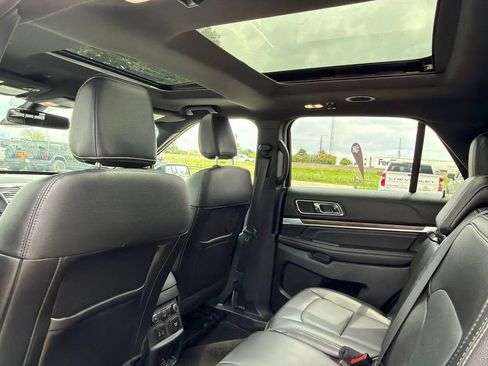 Used 2018 Ford Explorer Limited w/ Equipment Group 301A AWD/4WD image 9