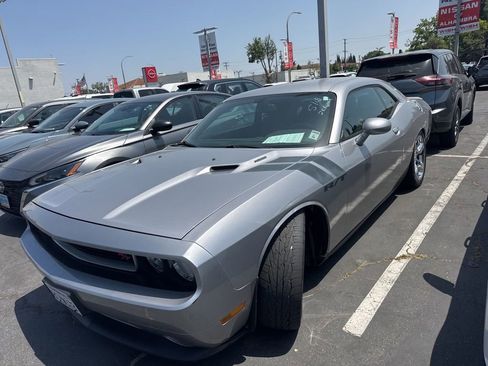 Used 2014 Dodge Challenger R/T RWD image 2