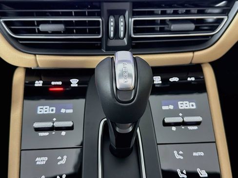 Certified 2026 Porsche Macan AWD/4WD image 17