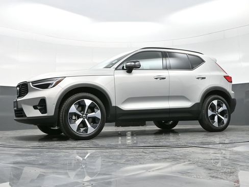 Used 2024 Volvo XC40 B5 Plus image 11