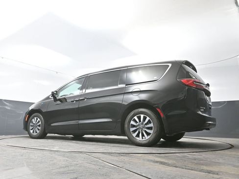 Used 2024 Chrysler Pacifica Select image 55