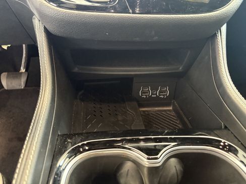 Used 2025 Chrysler Pacifica Limited image 16