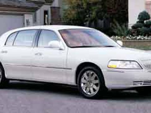 Used 2003 Lincoln Town Car Executive RWD image 1