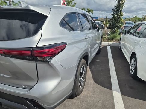 Used 2023 Toyota Highlander XLE image 3
