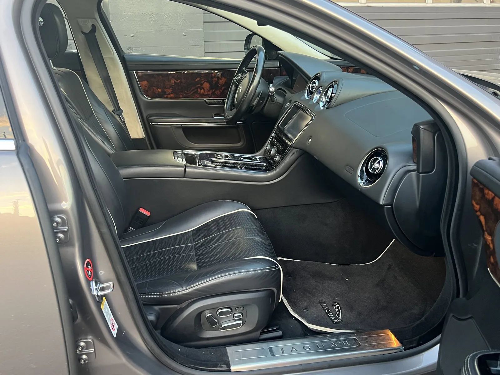 Used 2011 Jaguar XJ L RWD image 15