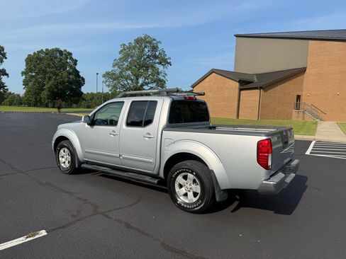 Used 2007 Nissan Frontier LE w/ Leather Pkg AWD/4WD image 6