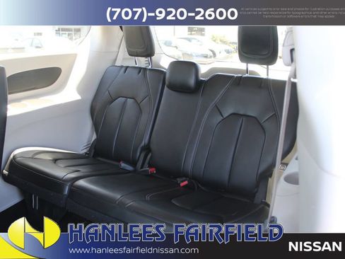 Used 2023 Chrysler Pacifica Touring-L FWD image 16