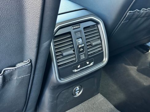 Used 2026 Porsche Macan AWD/4WD image 37