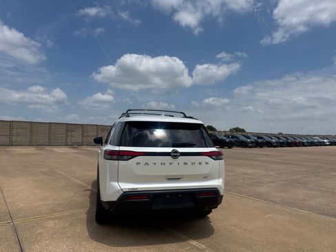 Certified 2023 Nissan Pathfinder SV w/ Lighting Package (N92) FWD image 18