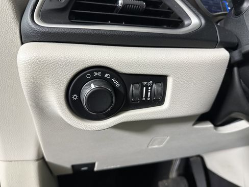 Used 2017 Chrysler Pacifica Touring w/ Tire & Wheel Group FWD image 19