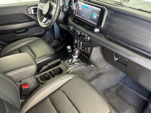 Used 2024 Jeep Wrangler Unlimited Sahara w/ Technology Group AWD/4WD image 15