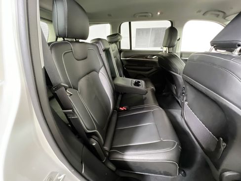 Used 2023 Jeep Grand Cherokee Limited AWD/4WD image 26