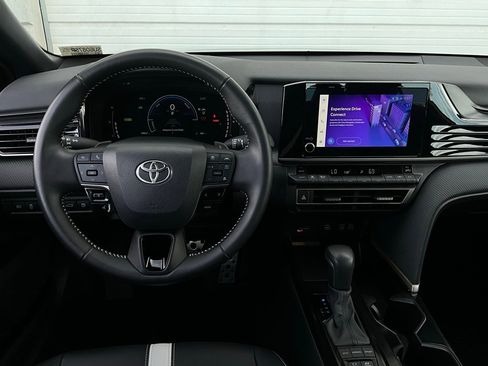 Used 2025 Toyota Camry SE image 14