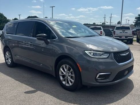 Used 2025 Chrysler Pacifica Select AWD/4WD image 9