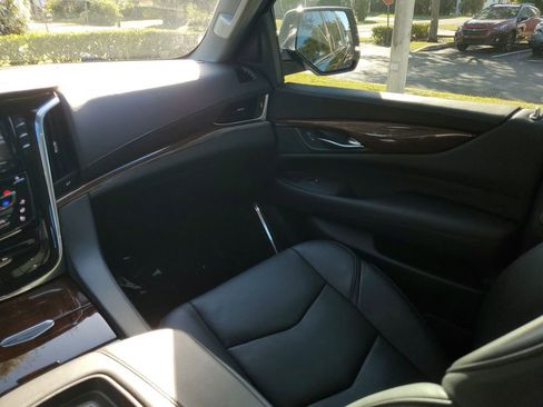 Used 2018 Cadillac Escalade Premium Luxury image 18