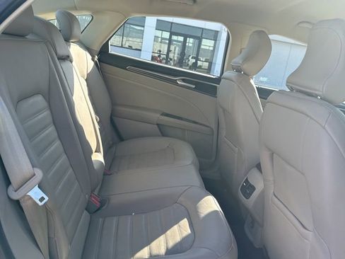 Used 2017 Ford Fusion SE w/ Fusion SE Technology Package image 9