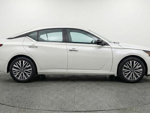Used 2025 Nissan Altima 2.5 SV image 11