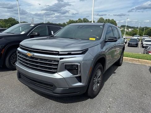 Used 2026 Chevrolet Traverse LT w/ Driver Confidence Package FWD image 1