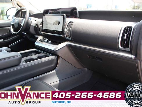 Used 2025 Ford Expedition Platinum AWD/4WD image 16