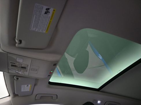 Used 2022 Volkswagen Taos SEL w/ Panoramic Sunroof Package image 17