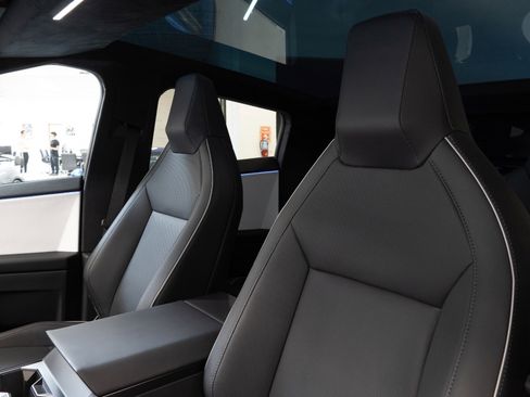 Used 2024 Tesla Cybertruck AWD Crew Cab image 13