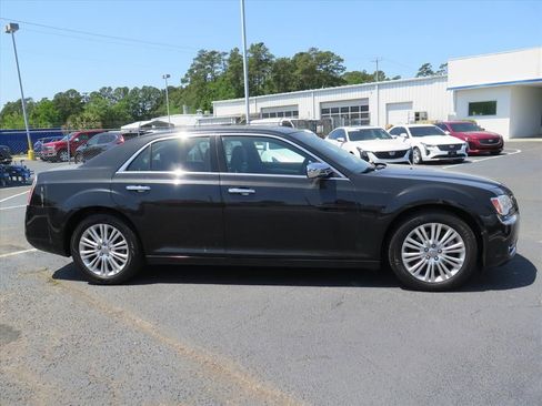Used 2013 Chrysler 300 C image 2